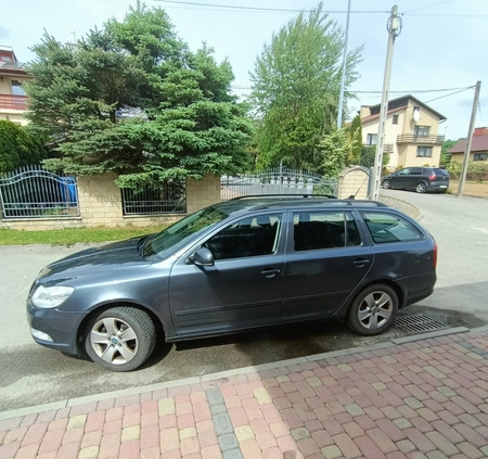 Volkswagen Touran cena 33500 przebieg: 237000, rok produkcji 2013 z Karlino małe 46